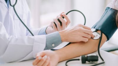 આજકાલ મોટી સંખ્યામાં લોકો હાઈ બ્લડ પ્રેશરની સમસ્યાથી પરેશાન છે. વૃદ્ધોની વાત તો છોડો, યુવાનો હાઈપરટેન્શનની સૌથી મોટી સમસ્યાનો સામનો કરી રહ્યા છે. લોકો ખૂબ જ નાની ઉંમરમાં હાઈ બીપીનો શિકાર બની રહ્યા છે. તેનું કારણ આહાર અને જીવનશૈલી હોવાનું માનવામાં આવે છે. કેટલીકવાર આનુવંશિક કારણો, તણાવ અને ઉંઘ ન આવવાથી પણ બીપીની સમસ્યા થઈ શકે છે. જ્યારે બ્લડ પ્રેશર વધારે હોય છે, ત્યારે શરીરમાં ઘણા લક્ષણો જોવા મળે છે. ઘણી વખત આપણું શરીર સવારે હાઈ બીપીના સંકેત આપે છે. ત્યારે શરીરમાં દેખાતા આ લક્ષણોની અવગણના ન કરવી જોઈએ. ચાલો જાણીએ જ્યારે બ્લડપ્રેશર વધારે હોય ત્યારે શરીરમાં કયા લક્ષણો જોવા મળે છે?