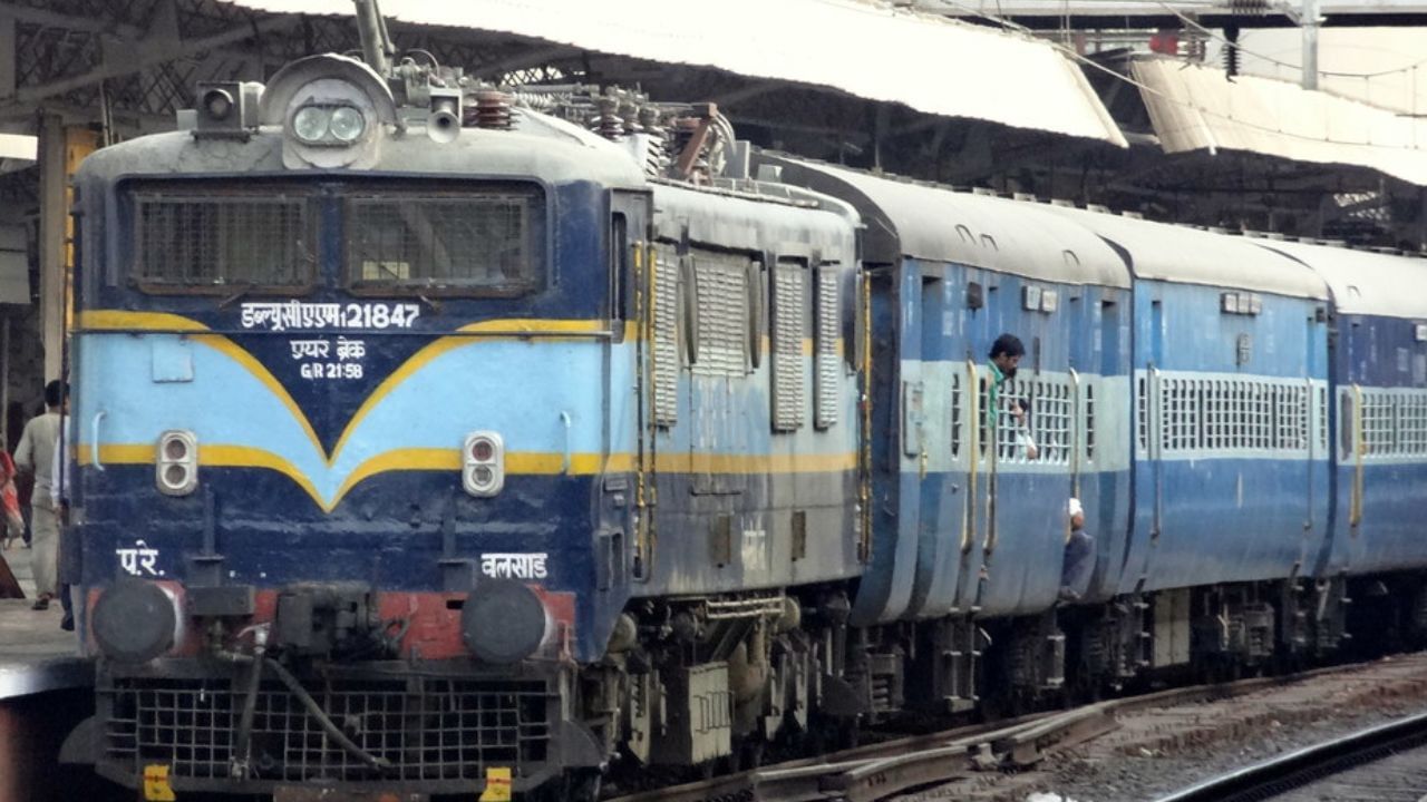 Surendranagar to Ahmedabad Train : રાજકોટથી અમદાવાદ સવારે જતી ટ્રેનોમાં એક્સપ્રેસ, લોકલ તેમજ વંદે ભારતનો પણ સમાવેશ થાય છે. તમારે ટાઈમટેબલ ચેક કરીને નીકળવું જોઈએ કે કંઈ ટ્રેન તમારા ટાઈમટેબલને લાગુ પડે છે. 
