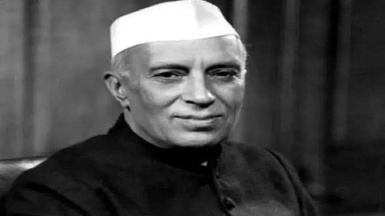 ભારતના પ્રથમ વડાપ્રધાન જવાહર લાલ નેહરુ આ પદ પર સૌથી લાંબા સમય સુધી રહ્યા હતા. સૌથી ઓછા સમયગાળા માટે વડાપ્રધાન પદ સંભાળનાર વડાપ્રધાન ગુલઝારી લાલ નંદા છે. નંદા ભારતના પ્રથમ કાર્યકારી વડા પ્રધાન પણ હતા અને તેમણે 13 દિવસ સુધી આ પદ સંભાળ્યું હતું.