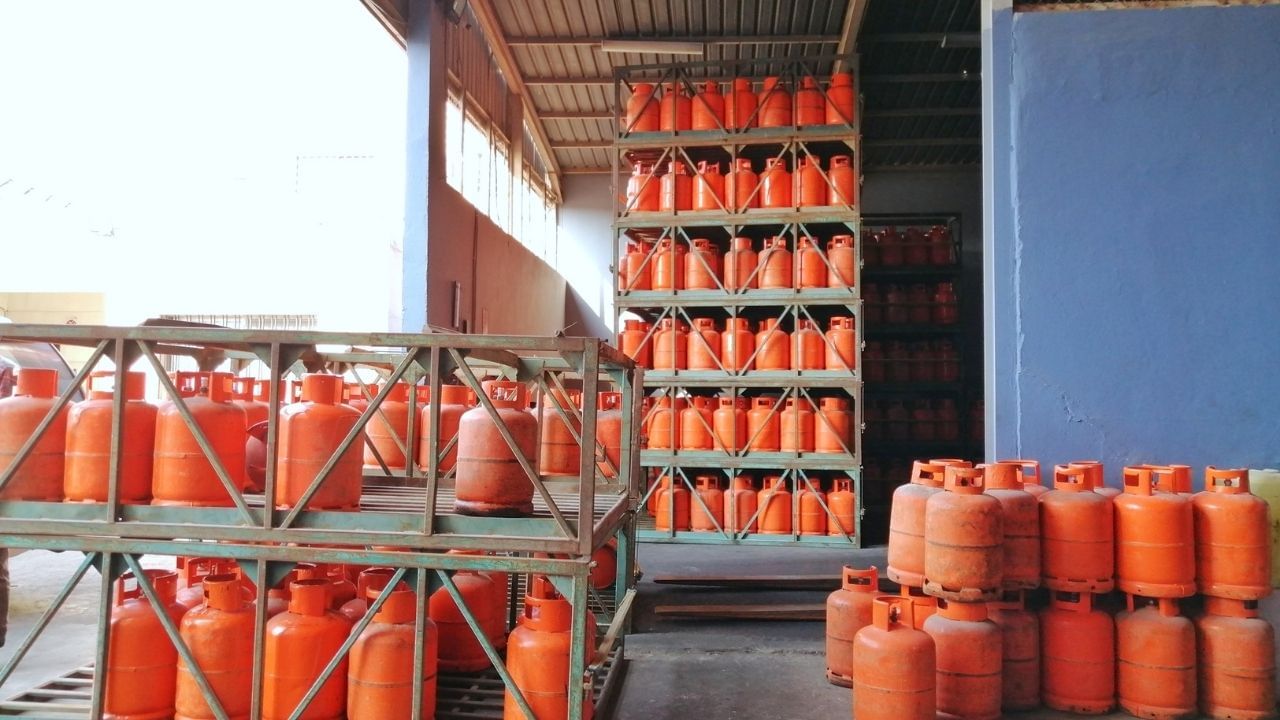 lpg cylinder price 9 month for government scheme continue (5)