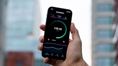 જો ફોનમાં યોગ્ય ઇન્ટરનેટ ન હોય તો લગભગ તમામ કામ અટકી જાય છે. જો ઝડપી ઈન્ટરનેટ હોય તો કોઈપણ કામ કરવું ખૂબ જ સરળ બની જાય છે. ઘણી વખત ફોનમાં ઈન્ટરનેટ કનેક્ટિવિટી ત્યારે જ ખરાબ થઈ જાય છે જ્યારે ખૂબ જ જરૂરી કામ હોય. ઘણી વખત એવું લાગે છે કે અમારા નેટવર્ક ઓપરેટરમાં કોઈ સમસ્યા છે, પરંતુ કેટલીકવાર કેટલીક બાબતો પર ધ્યાન આપીને નેટવર્કને ઠીક કરી શકાય છે. ચાલો જાણીએ કે નેટવર્કમાં કોઈ સમસ્યા હોય તો શું કરી શકાય.