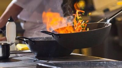 રસોઈ બનાવવું એ કોઈ સરળ કાર્ય નથી; તમે માત્ર પ્રેક્ટિસ અને પ્રયોગ દ્વારા આમાં નિપુણતા મેળવી શકો છો. ખોરાક રાંધવો અને વધુ પકાવવાથી માંડીને મીઠા સહિત અલગ અલગ મસાલા  ઉમેરવા ખોરાકને વધુ સ્વાદીસ્ટ બનાવે છે. ત્યારે ઘણી વખત એવું બને કે શાક કે અન્ય વસ્તુ કઢાઈમા રાંધવા મુક્યું હોય ત્યારે તે ચોટી જાય છે અને તેનાથી શાકનો સ્વાદ બગાડે છે. તળિયા પર શાક ચોટી જતા તેમાથી બળી ગયેલી ગંધ આવે છે આ સાથે વાસણોના કોટિંગને પણ નુકસાન થાય અને તે આપડા ખોરાકમાં જાય છે. આવી સ્થિતિમાં શાકને પેક કે કઢાઈમાં ચોટતા અટકાવા શું કરવુ ચાલો જાણીએ.