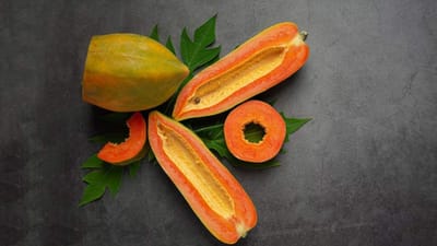 સ્વીટ ટેસ્ટિંગ પપૈયું મોંમાં જતાં જ પીગળી જાય છે. સ્વાદિષ્ટ હોવા ઉપરાંત તે પોષણનો ખજાનો પણ છે જે તમારા સ્વાસ્થ્ય માટે માત્ર એક જ નહીં પરંતુ અનેક ફાયદાઓ પ્રદાન કરે છે. પપૈયાનું રોજનું સેવન માત્ર વજન નિયંત્રણમાં જ મદદ કરતું નથી, તેના અસંખ્ય ફાયદાઓ છે જેમ કે કોલેસ્ટ્રોલ નિયંત્રણ, કબજિયાતથી રાહત, રોગપ્રતિકારક શક્તિમાં વધારો, આંખો માટે ફાયદા વગેરે. આ સિવાય પપૈયાના બીજ અને છાલના પણ વધારે ફાયદા છે.
