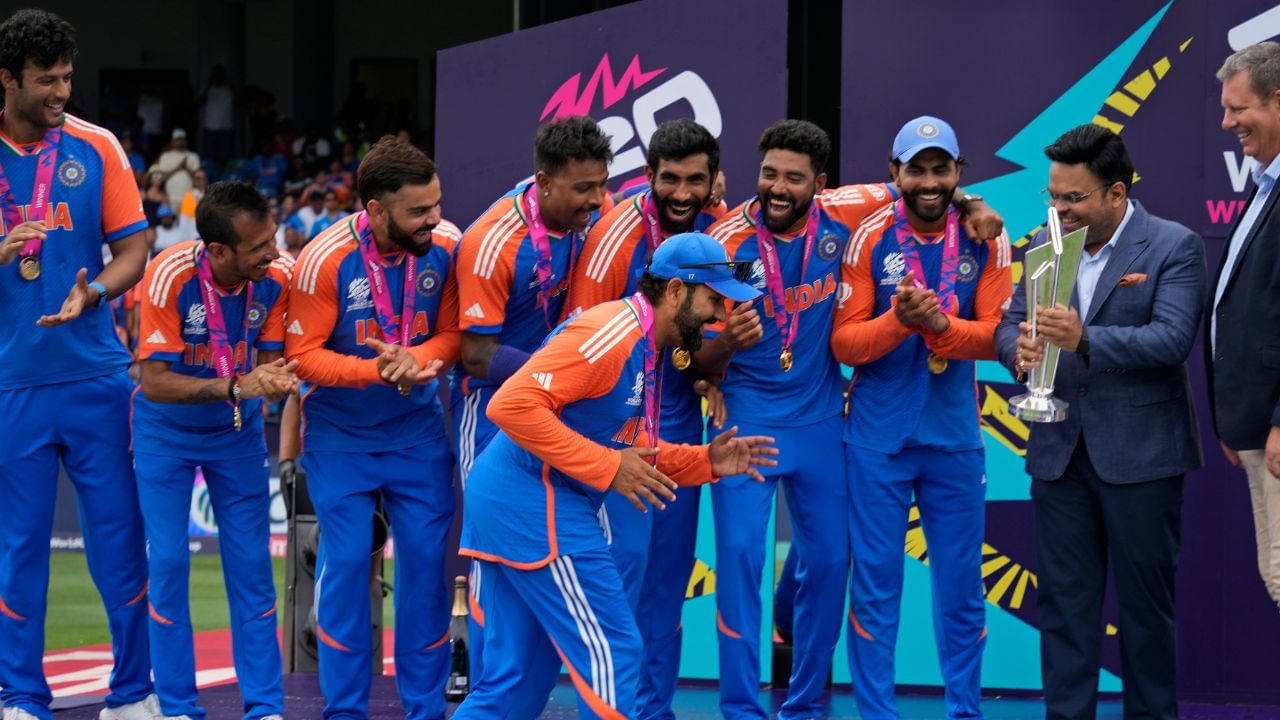 T20 World Cup 2024 : કેપ્ટન રોહિત શર્માએ બ્રેક ડાન્સ કરી ટ્રોફી લેવા પહોંચ્યો, VIDEOમાં જુઓ કોણે પ્રેક્ટિસ કરાવી