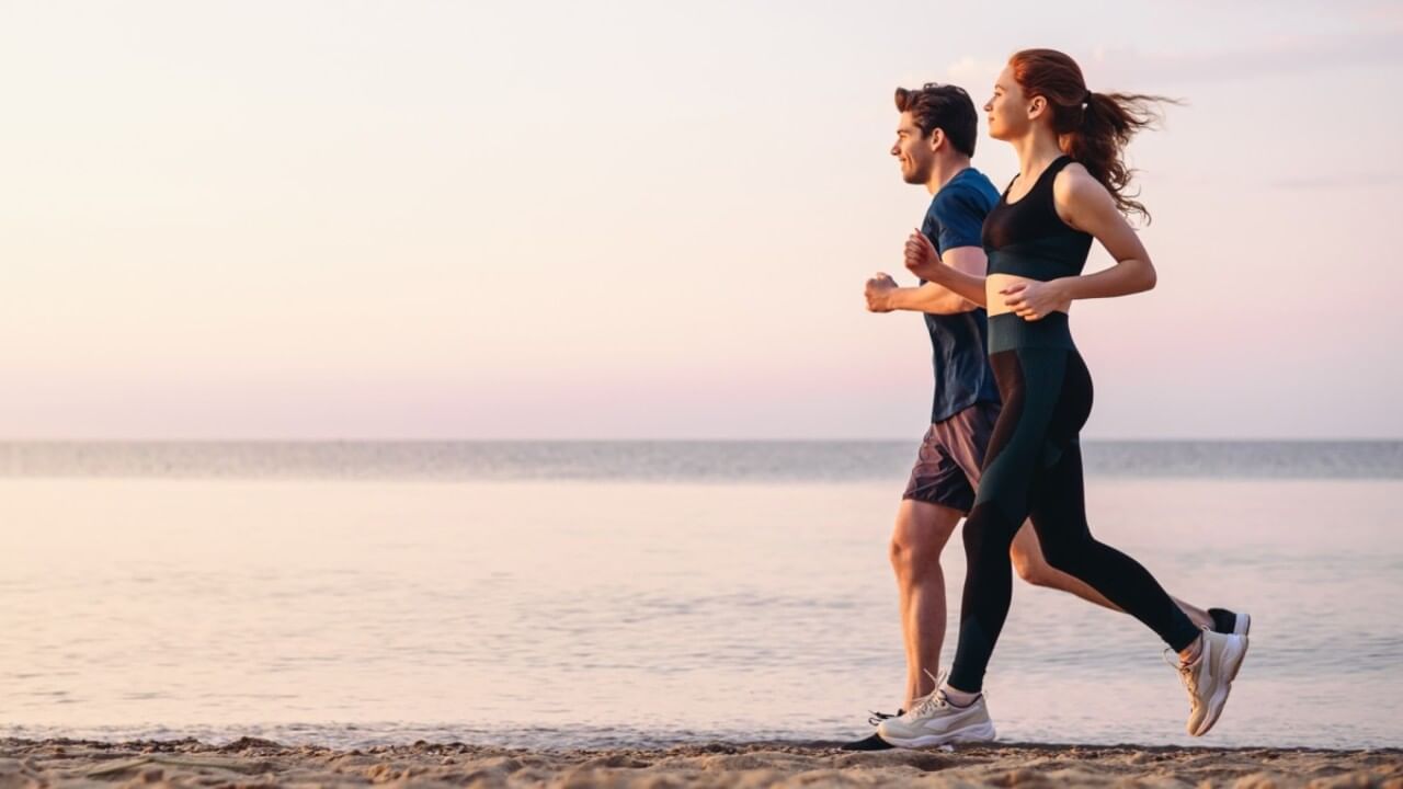 તેની રનિંગ પેટર્ન થોડી અલગ છે. સંશોધન મુજબ, આગળ દોડવા કરતાં પાછળ દોડવું વધુ સારું છે અને ઝડપથી વજન ઘટાડવામાં મદદ કરે છે.