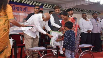 મુખ્યમંત્રી ભૂપેન્દ્ર પટેલ 21મા રાજ્યવ્યાપી કન્યા કેળવણી મહોત્સવ અને શાળા પ્રવેશોત્સવ-2024ના ત્રીજા દિવસે, સુરેન્દ્રનગર જિલ્લાના થાનગઢ તાલુકાના છેવાડાના સરોડી ગામની પ્રાથમિક શાળાના પ્રવેશોત્સવમાં સહભાગી થયા હતા.