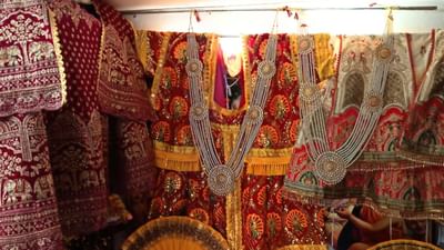 ભગવાન જગન્નાથજી ની 147મી રથયાત્રા ગણતરીના દિવસો બાકી છે ત્યારે ભગવાન જગન્નાથજી, બળભદ્રજી  અને બહેન સુભદ્રાજીના વાઘાની તૈયારી ચાલી રહી છે. ત્યારે આગામી રથયાત્રાને લઈને ભગવાન જગન્નાથ અને તેમના ભાઈ બહેનમાં વાઘા તૈયાર થઈ રહ્યા છે. 