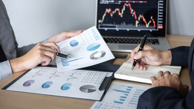 SIP એ લાંબા ગાળા માટે મ્યુચ્યુઅલ ફંડમાં રોકાણ કરવાની એક saરીત છે. આના દ્વારા, રોકાણ એકદમ સરળ બની જાય છે. ત્યાં વિવિધ પ્રકારની SIP છે જેમાં તમે રોકાણ કરવાનું પસંદ કરી શકો છો. SIP રોકાણકારોને પૂર્વનિર્ધારિત અંતરાલો પર નિશ્ચિત રકમનું રોકાણ કરવાની મંજૂરી આપે છે. ચાલો આપણે અહીં તેના પ્રકારોની ચર્ચા કરીએ, જેથી તમારા માટે રોકાણ કરવાનું સરળ બને.