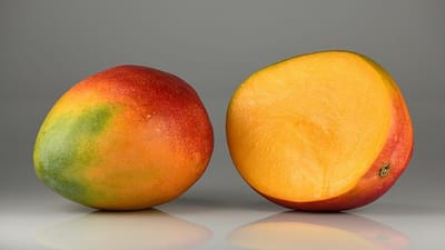 ફળોના રાજા કેરીની સિઝન હવે પુરી થવા આવી છે. બાળકોથી લઈને વડીલો સુધી દરેક લોકો કેરીના રસીયા છે કેરી બધાનુ મનભાવતુ ફળ છે. ત્યારે સિઝન પુરી થતા એટલે કે ઉનાળાની સાથે કેરીઓ પણ જતી રહે છે.આથી કેરી પ્રેમીઓ દુખી થઈ જાય છે કે હવે કેરી નહીં ખાવા મળી શકે ત્યારે આજે અમે તમને એક એવી રીત જણાવી રહ્યા છીએ જેના દ્વારા તમે આખું વર્ષ કેરીની મજા માણી શકશો. ત્યારે ચાલો જાણીયે કેરી જતા પહેલા તેને સ્ટોર કરવાની રીત .