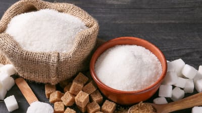 Sugar : આજની વ્યસ્ત લાઈફમાં લોકો પોતાની લાઈફ સ્ટાઈલ પર ધ્યાન નથી આપી શકતા અને ખાવા-પીવાની આદતો સાથે સમાધાન કરી શકતા નથી, જેના કારણે તેઓ અનેક બીમારીઓનો શિકાર બને છે. આવી સ્થિતિમાં પોતાને સ્વસ્થ રાખવા માટે લાઈફસ્ટાઈલ અને ખાનપાન પર વિશેષ ધ્યાન આપવાની જરૂર છે. એ જ ખાદ્ય પદાર્થોમાં ખાંડનો પણ સમાવેશ થાય છે, જેનું વધુ પડતું સેવન તમને નુકસાન પહોંચાડી શકે છે.
