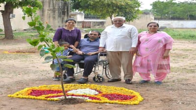 મુખ્યમંત્રી ભૂપેન્દ્ર પટેલ પોતાના પરિવારજનો સાથે ગાંધીનગરમાં મુખ્યમંત્રી નિવાસના પ્રાંગણમાં આજે ગુરૂવારે વૃક્ષારોપણ કરીને વડાપ્રધાન નરેન્‍દ્રભાઈ મોદી પ્રેરિત ‘એક પેડ માં કે નામ’ અભિયાનમાં સહભાગી થયા હતા.