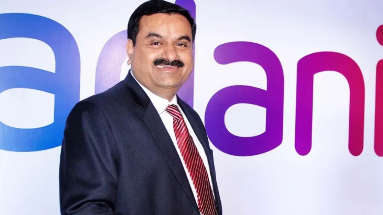 Adani Enterprisesના શેરમાં વધારો : જો અદાણી એન્ટરપ્રાઇઝના શેરની વાત કરીએ તો મંગળવારે અદાણીનો શેર રૂપિયા 19.90ના વધારા સાથે રૂપિયા 3,110 પર બંધ થયો હતો. જો કે મંગળવારે કંપનીના શેર રૂપિયા 3128.15 પર ખુલ્યા હતા. ટ્રેડિંગ સેશન દરમિયાન કંપનીનો શેર પણ રૂપિયા 3138ની દિવસની સર્વોચ્ચ સપાટીએ પહોંચ્યો હતો. 3 જૂને કંપનીનો શેર રૂપિયા 3,743ની 52 સપ્તાહના હાઈ પર પહોંચ્યો હતો. છેલ્લા 5 વર્ષમાં કંપનીએ રોકાણકારોને લગભગ 2300 ટકા વળતર આપ્યું છે. હાલમાં કંપનીનું માર્કેટ કેપ રૂપિયા 3,54,540.35 કરોડ છે.
