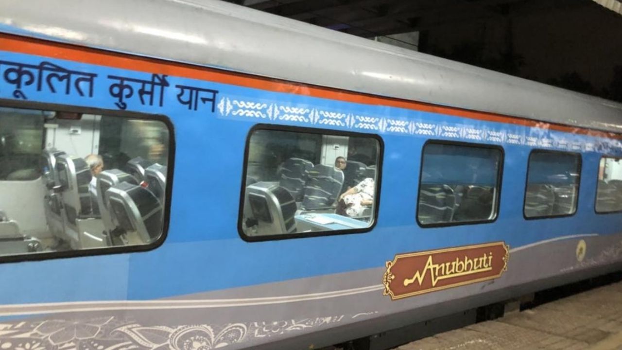 Shatabdi express train time table : અમદાવાદથી આણંદ, નડિયાદ, વડોદરા જંક્શન, ભરુચ, સુરત તેમજ વાપી, બોરિવલી અને મુંબઈ સેન્ટ્રલ સ્ટેશન સુધીમાં દરેક સ્ટેશને 2 થી 3 મિનિટ સુધીનો હોલ્ટ લે છે. આ ટ્રેન વડોદરા તેમજ સુરત 5 મિનિટ સુધી ઉભી રહે છે. 
