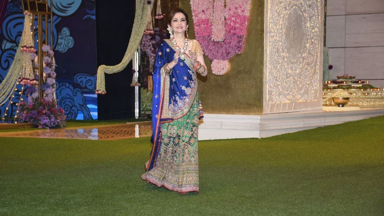 Nita Ambani : આ લહેંગા ચોલીની સાથે નીતા અંબાણીએ ઘેરા વાદળી રંગનો દુપટ્ટો પહેર્યો હતો. જેમાં ખભા પર પહોળી બોર્ડર હતી. આ દુપટ્ટાની પહોળી મલ્ટીકલર્ડ બોર્ડર અને દુપટ્ટામાં બનેલી બુટી આ લહેંગાને સંપૂર્ણ દેખાવ આપે છે.
