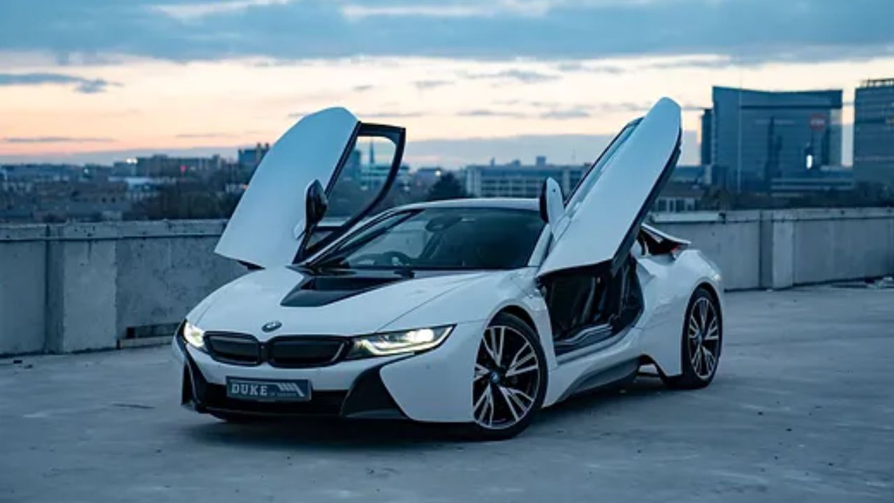 BMW i8: મીડિયા રિપોર્ટ્સ અનુસાર, અનંત અંબાણી-રાધિકા મર્ચન્ટ પાસે BMW i8 છે. આ કારમાં હાઇબ્રિડ એન્જિન સાથે 1.5 લિટરનું એન્જિન છે, જે 228bhp પાવર અને 320Nm ટોર્ક જનરેટ કરે છે. આ કારની કિંમત 2.62 કરોડ રૂપિયા (એક્સ-શોરૂમ) છે. (Image - BMW) 