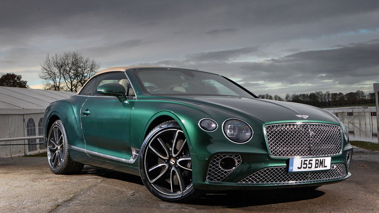 Bentley Continental GTC : અહેવાલો અનુસાર, મુકેશ અને નીતા અંબાણીએ આ કાર અનંત અંબાણી-રાધિકા મર્ચન્ટને સગાઈની ભેટ તરીકે આપી છે. આ કારની કિંમત રૂ. 3.71 કરોડ (એક્સ-શોરૂમ) છે અને આ કારમાં 6 લીટરનું W12 એન્જિન છે જે 626bhpનો પાવર જનરેટ કરે છે. (Image - Bentley) 