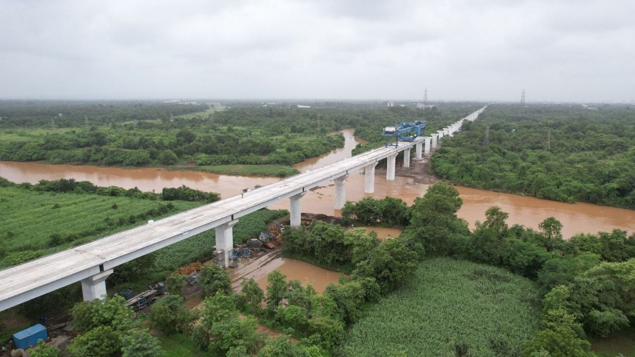 જો આ પુલની મુખ્ય વિશેષતાઓની વાત કરીએ તો આ પુલની લંબાઈ 160 મીટર છે. જ્યારે 4 ફુલ સ્પાન ગર્ડર છે. 