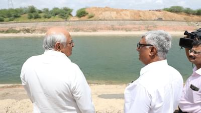 મુખ્યમંત્રી ભૂપેન્દ્ર પટેલે નળકાંઠા વિસ્તારમાં સિંચાઈ સુવિધાઓના સુદૃઢીકરણના કુલ રૂપિયા 1400 કરોડના પ્રોજેક્ટ અંતર્ગત રૂપિયા 377.65 કરોડનાં પ્રથમ તબક્કાની પ્રગતિ હેઠળની કામગીરીની સમીક્ષા અને જાત માહિતી મેળવવા માટે ગોરજ ગામ નજીકની સોર્સ-1 કેનાલ તથા હાંસલપુર નજીક સોર્સ-3 ની મુલાકાત પ્રત્યક્ષ લીધી હતી.