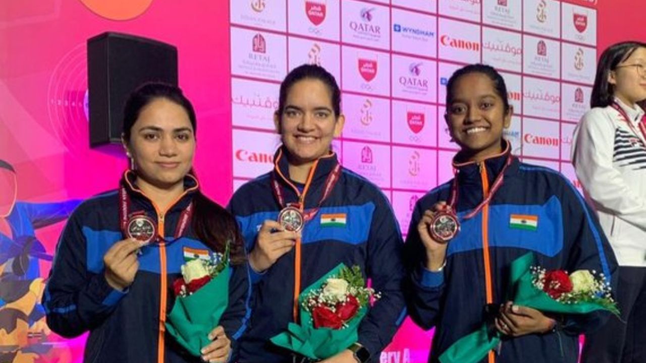  2019 ISSF 10-મીટર એર રાઇફલ વર્લ્ડ કપમાં 28 ઓગસ્ટે રિયો ડી જેનેરિયોમાં 251.7 સ્કોર કરીને પ્રથમ જીત મેળવી હતી.  ISSF વર્લ્ડ કપ શૂટિંગ વર્લ્ડ કપ 2019ની ફાઇનલમાં ઇલાવેનિલ 208.3ના સ્કોર સાથે ચોથું સ્થાન મેળવ્યું હતું.