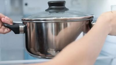 ઘણી વખત લોકો ફ્રિજમાં ગરમ ​​ખોરાક રાખે છે. જોકે આના કારણો અલગ-અલગ છે. ઘણી વખત ઓફિસ કે સ્કૂલ જવાની ઉતાવળમાં ખોરાકને ઠંડુ કરવા માટે આવું કરવામાં આવે છે, જ્યારે ઘણી વખત બહાર જવાની ઉતાવળમાં ગરમ ​​ખોરાક ફ્રીજમાં સંગ્રહિત કરવામાં આવે છે. શું તમે ક્યારેય વિચાર્યું છે કે તેની આડ અસરો શું હોઈ શકે? જો તમે પણ આવું કરો છો તો જાણો શું થાય છે જ્યારે તમે ફ્રિજમાં ગરમ ​​ખોરાક રાખો છો...