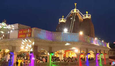 અષાઢી બીજના પાવન અવસરે સમગ્ર અમદાવાદ ભક્તિના રંગમાં રંગાયુ હવે ભગવાનની રથયાત્રા સંપન્ન થવાની છે અને થોડી જ વારમાં ભગવાન નીજ મંદિરે પરત ફરશે ત્યારે મંદિરને પણ વિવિધરંગી રોશનીથી સજાવવામાં આવ્યુ છે.