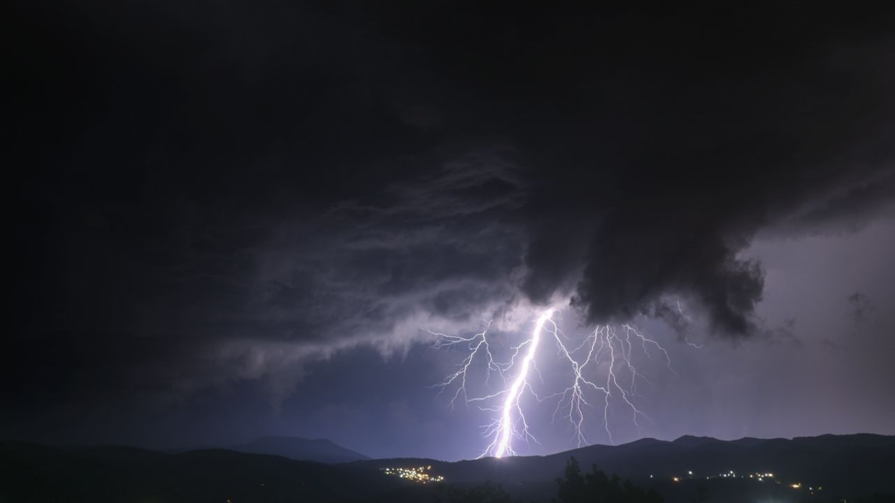 છેલ્લા કેટલાક વર્ષોમાં, વીજળી(Lightning) એક મોટા કુદરતી સંકટ તરીકે ઉભરી આવી છે. સરકારી આંકડાઓ અનુસાર, વિશ્વભરમાં વીજળી પડવાને કારણે દર વર્ષે 24,000 લોકો મૃત્યુ પામે છે. તમને જાણીને નવાઈ લાગશે કે દર સેકન્ડમાં 40 વખત એટલે કે દિવસમાં લગભગ 30 લાખ વખત વીજળી પડે છે. આ બધી વીજળી જમીન સાથે અથડાતી નથી,મોટાભાગની વીજળી તો વાદળોમાં જ સમાય જાય છે.આકાશમાં  X-Ray જેવા કિરણો હોય છે. તમને જાણીને નવાઇ લાગશે કે વીજળી અંદાજે 4 થી 5 કિલોમીટર લાંબી હોય છે, અને તેની ફ્લેશ 1 કે 2 ઇંચ પહોળી હોય છે.  પરંતુ શું તમે જાણો છો કે આકાશમાંથી વીજળી કેટલા વોલ્ટની થાય છે?