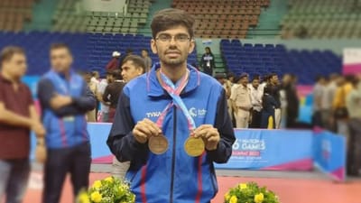 માનવ ઠક્કર, જેમણે રાજ્ય અને રાષ્ટ્રીય સ્તરે મેડલો જીત્યા છે, વિકાસ ઠક્કર અને આયુર્વેદિક ડૉક્ટર કલ્પના ઠક્કરનો પુત્ર છે. તે માત્ર છ વર્ષનો હતો ત્યારે તાલીમ લેવાનું શરૂ કર્યું હતુ.