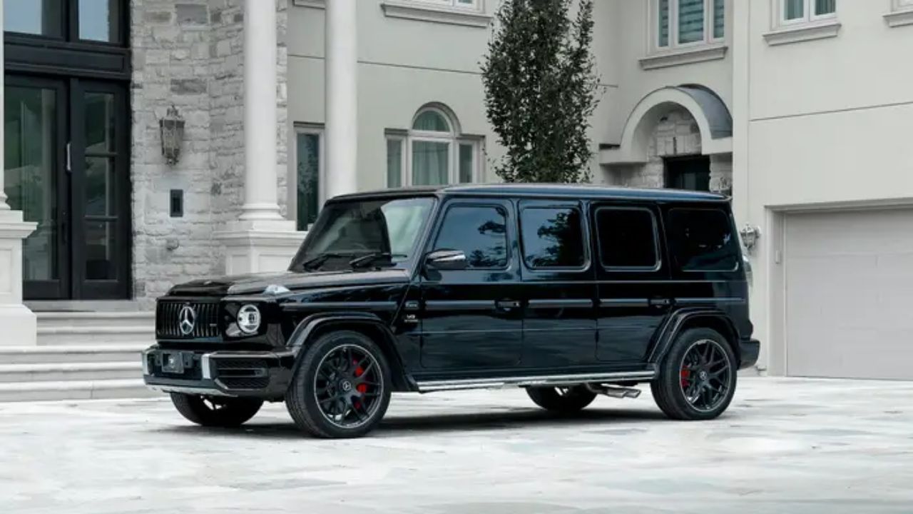 Mercedez-Benz G63 AMG : મીડિયા રિપોર્ટ્સ અનુસાર, અનંત અંબાણી-રાધિકા મર્ચન્ટ પાસે મર્સિડીઝ-બેન્ઝ જી વેગન પણ છે. આ કારમાં 4.0 લિટર V8 એન્જિન છે, જે 577bhp પાવર અને 850Nm ટોર્ક જનરેટ કરે છે. આ કારની કિંમત 4 કરોડ રૂપિયા (એક્સ-શોરૂમ) છે. (Image - Mercedez)