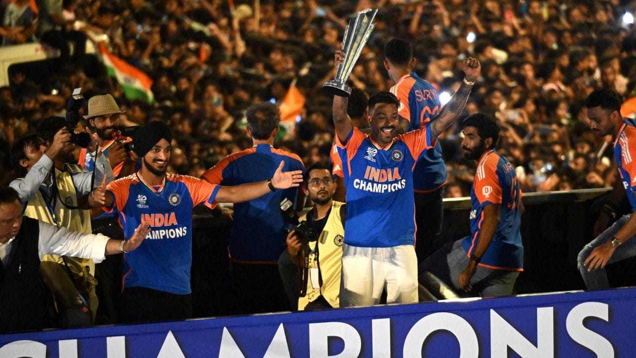 વાનખેડે ખાતે વર્લ્ડ ચેમ્પિયન્સનું સુપર સ્વાગત, વિરાટ-રોહિતે વંદે ...