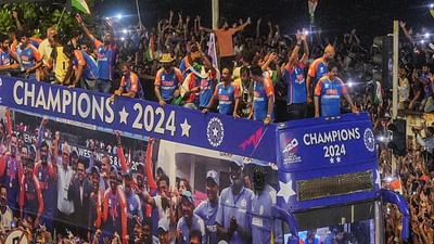 જ્યારે વર્લ્ડ ચેમ્પિયન ટીમ મુંબઈના વાનખેડે સ્ટેડિયમ પહોંચી ત્યારે 40 હજાર પ્રશંસકો આંખો પહોળી કરીને તેમની રાહ જોઈ રહ્યા હતા. ટીમ ઈન્ડિયા મેદાનમાં પ્રવેશતાની સાથે જ ચાહકોએ ખેલાડીઓને જોરશોરથી ચીયર કર્યા હતા.