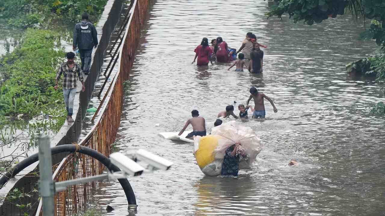 મુંબઈના અનેક વિસ્તારોમાં પાણી ભરાઈ જવા પામ્યા હતા. ભરાયેલા વરસાદી પાણીમાં રમીને કેટલાકે મજા પણ માણી હતી. 