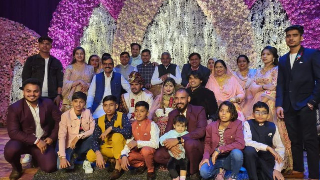 નીરજ ચોપરાનો જન્મ હરિયાણાના પાણીપતના ખંડ્રા ગામમાં થયો હતો. તેને બે બહેનો છે અને તેનો પરિવાર મોટાભાગે ખેતી સાથે સંકળાયેલો છે.તેમણે તેમનું શાળાકીય શિક્ષણ BVN પબ્લિક સ્કૂલમાંથી કર્યું હતું.