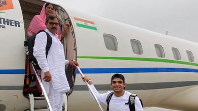 નીરજના પરિવારમાં તેના પિતા સતીશ કુમાર વ્યવસાયે ખેડૂત છે અને માતા સરોજ દેવી ગૃહિણી છે. નીરજ જ્યારે માત્ર 11 વર્ષનો હતો ત્યારે તેને જેવલિન થ્રોમાં રસ પડ્યો હતો અને તેને જય ચૌધરીએ પાણીપત સ્ટેડિયમમાં પ્રેક્ટિસ કરતા જોતો હતો.