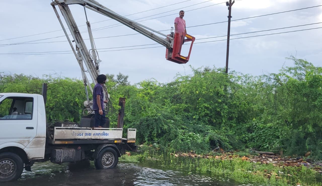 ચાલુ વરસાદમાં તેમજ પોલ પર નીચે પાણી હોવાછતાં  PGVCLના કર્મચારીઓએ સાહસ કરીને પોલ ઉપર ચડી જુદા જુદા સંસાધનોનો ઉપયોગ કરીને 24 કલાકમાં ખાસ કરીને શહેરી વિસ્તારમાં અને સાથે ગ્રામ્ય વિસ્તારમાં પણ ઝડપી કામગીરી કરી વીજ સેવા શરૂ કરતાં સ્થાનિક નાગરિકોએ પણ PGVCLના કર્મચારીઓને સ્થળ પર બીરદાવ્યા હતા. 