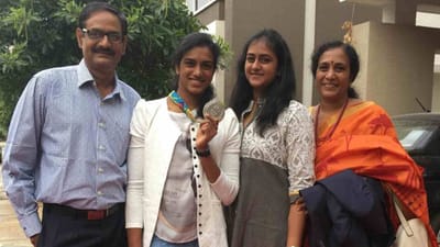 પીવી સિંધુનું પુરું નામ પુસરલા વેંકટ સિંધુ છે.તેનો જન્મ 5 જુલાઈ 1995ના રોજ હૈદરાબાદમાં થયો છે. બેડમિન્ટનમાં આંતરરાષ્ટ્રીય કરિયર 2009થી શરુ થયું, આંતરરાષ્ટ્રીય સ્તર પર તેમણે પહેલું મેડલ 2009માં જીત્યું હતુ.