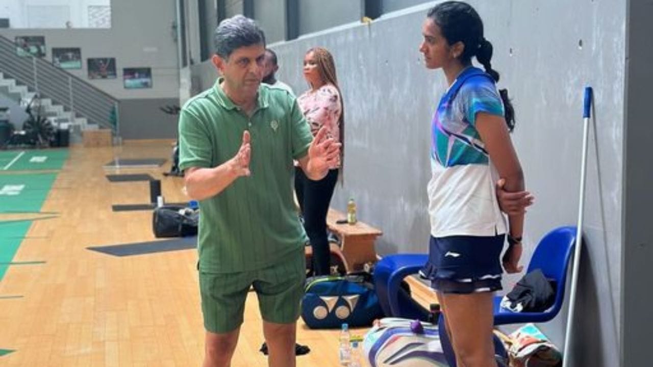 કમાણી મામલે સિંધુ ફોર્બ્સની 2018, 2019, 2021, 2022 અને 2023માં સૌથી વધુ કમાણી કરનાર મહિલા એથ્લેટ્સની યાદીમાં આવે છે. પીવી સિંધુ અનેક જાહેરતમાંથી પણ કરોડોની કમાણી કરે છે.