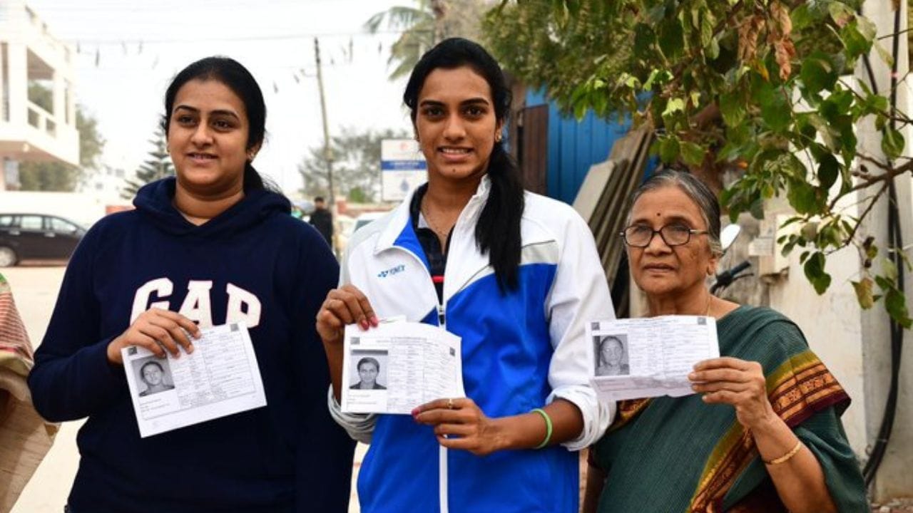 પીવી સિંધુના પિતાનું નામ રમણ અને માતાનું નામ પી.વિજયા છે. સિંધુના માતા-પિતા બંન્ને નેશનલ લેવલના વોલિબોલ ખેલાડી રહી ચૂક્યા છે. કહી શકાય કે,પીવી સિંધુનો આખો પરિવાર રમત-ગમત સાથે જોડાયેલો છે.