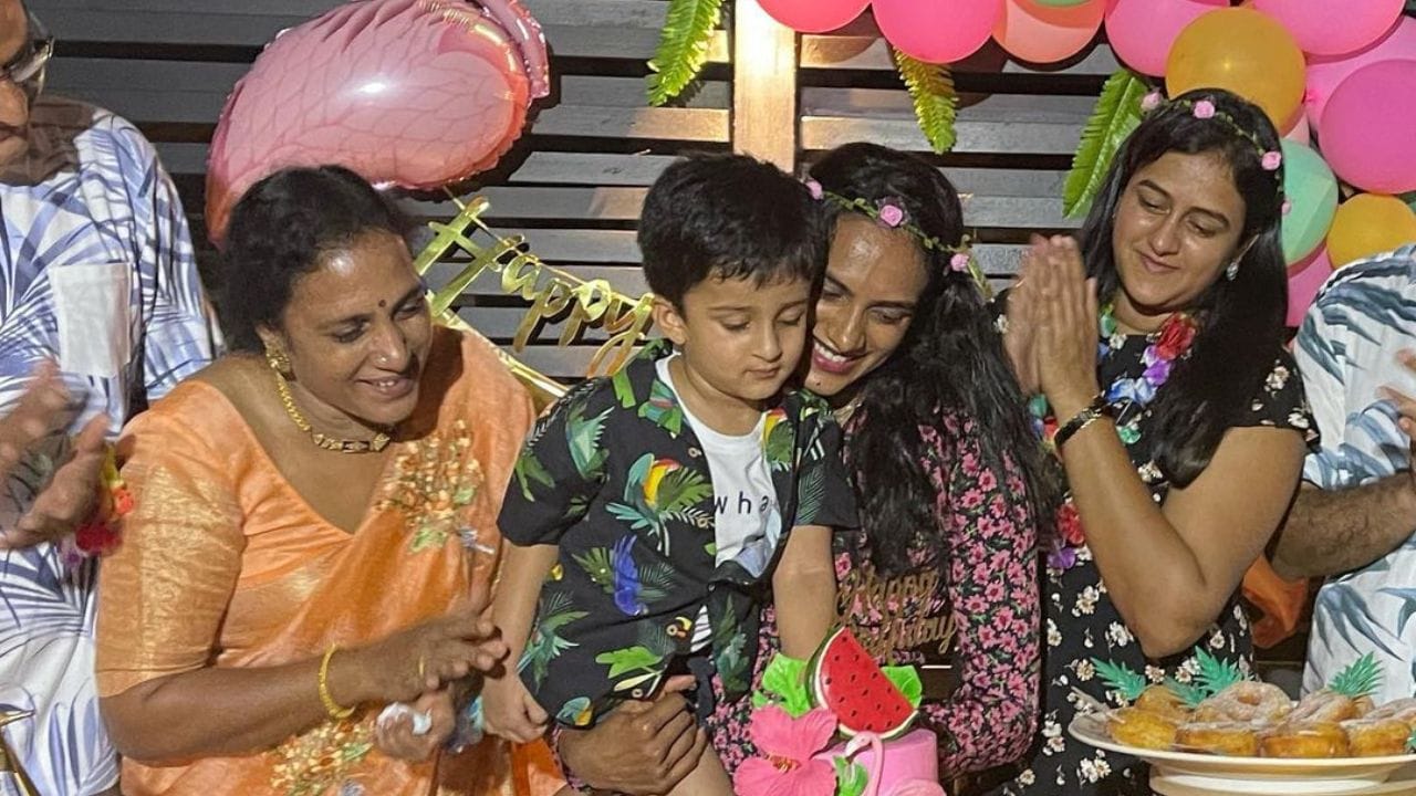 બેડમિન્ટન સ્ટારના માતા-પિતા વોલિબોલ ખેલાડી રહી ચૂક્યા છે. પીવી સિંધુને એક મોટી બહેન છે, જેમનું નામ દિવ્યા છે. દિવ્યા રાષ્ટ્રીય સ્તરની હેન્ડબોલ ખેલાડી રહી ચૂકી છે. હાલમાં તે ડોક્ટર છે.