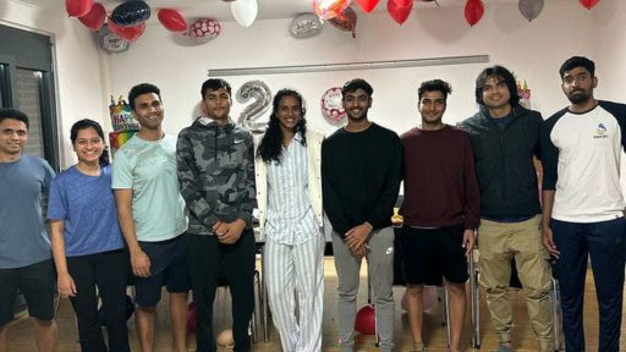 સિંધુનો પરિવાર હૈદરાબાદમાં રહે છે. માતા-પિતા વોલિબોલ ખેલાડી હતા પરંતુ સિંધુએ બેડમિન્ટન રમવાનું પસંદ કર્યું, તેમને બેડમિન્ટન રમવાની પ્રેરણા કોચ પુલેલા ગોપીચંદ પાસેથી મળી છે.વર્ષ 2001માં પુલેલા ગોપીચંદે ઓલ ઈંગ્લન્ડ ઓપન બેડમિન્ટન ચેમ્પિયનશીપનો ખિતાબ જીત્યો હતો. ત્યારબાદથી સિંધુએ નિર્ણય લીધો કે, તે બેડમિન્ટનમાં પોતાનું ભવિષ્ય બનાવશે.