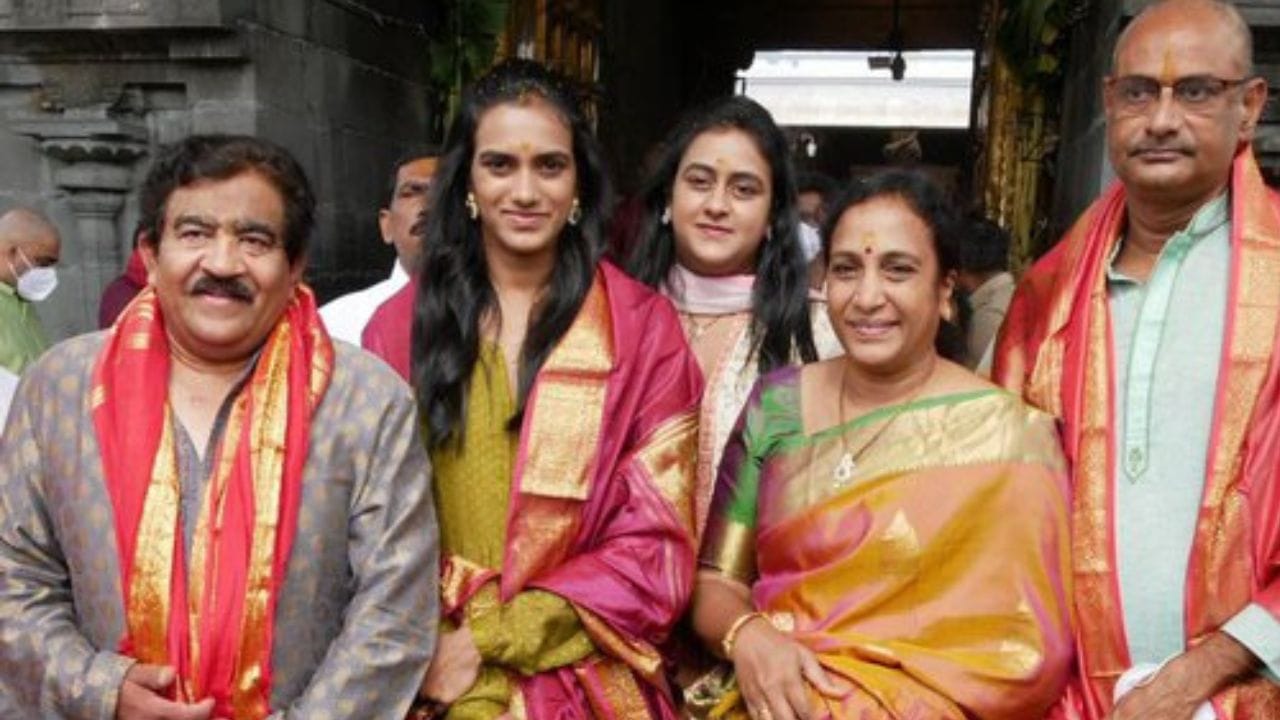  સિંધુના પિતા ભારતીય વોલિબોલ ટીમના સભ્ય હતા. તેમણે 1986ના રોજ સિયોલ એશિયાઈ રમતમાં બ્રોન્ઝ મેડલ જીત્યો હતો. વોલિબોલમાં તેના યોગદાન બદલ તેમને વર્ષ 2000માં ભારત સરકારના પ્રતિષ્ઠિત અર્જુન એવોર્ડથી સન્માનિત કરવામાં આવ્યા હતા.