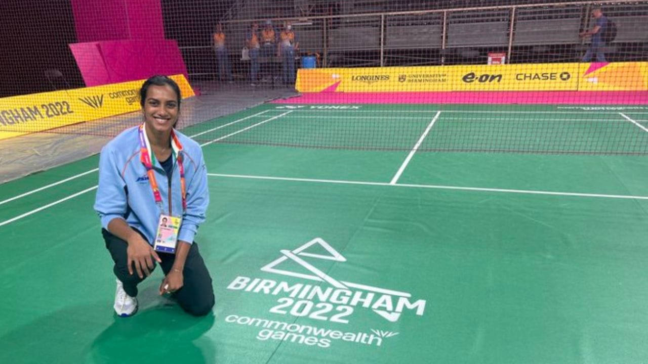 પીવી સિંધુએ ઓક્સિલિયમ હાઈસ્કૂલમાં અભ્યાસ કર્યો છે. તેને ડૉક્ટર બનવાની ઇચ્છા હતી પરંતુ 8 વર્ષોની ઉંમરમાં બેડમિંટન માટે હાથમાં લીધું અને બેડમિન્ટનમાં કરિયર બનાવવાનો નિર્ણય લીધો હતો. આજે ભારતને અનેક મેડલ અપાવી ચૂકી છે. તેણે એનસ કોલેજ ફોર વુમનમાંથી કોમર્સમાં ડિગ્રી લીધી છે. જે બાદ તેણે એ જ કોલેજમાંથી એમબીએનો અભ્યાસ કર્યો હતો.