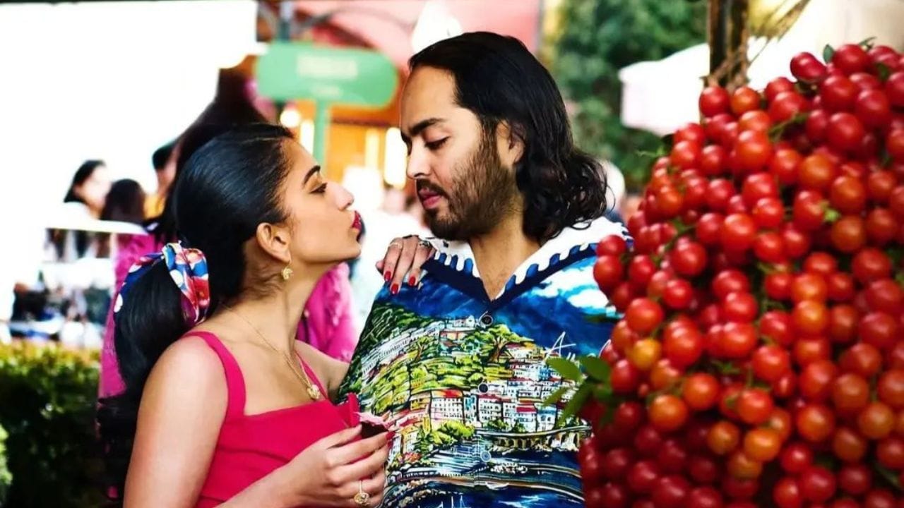 અંબાણી પરિવારના આ લગ્નમાં મોટા સ્ટાર પણ જોવા મળ્યા હતા. તમને જણાવી દઈએ અનંત અંબાણી મુકેશ અંબાણી અને નીતા અંબાણીનો નાનો દિકરો છે. તો રાધિકા મર્ચન્ટ બિઝનેસમેન વીરેન મર્ચન્ટની દિકરી છે. તો ચાલો આજે આપણે અનંત અને રાધિકાની લવ સ્ટોરી વિશે વાત કરીએ,