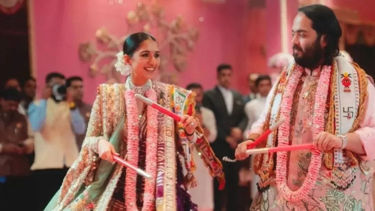 રાધિકા મર્ચન્ટ અને અનંત અંબાણીના લગ્નની ચર્ચા દરેક જગ્યાએ થઈ રહી છે. આ કપલના બે પ્રિ-વેડિંગ થઈ ચૂક્યા છે જે ખુબ ચર્ચામાં રહ્યા હતા. ત્યારબાદ લગ્નના ફંક્શન મહેંદી, પીઠી તેમજ સંગીત નાઈટ પણ ચર્ચામાં રહ્યા છે.