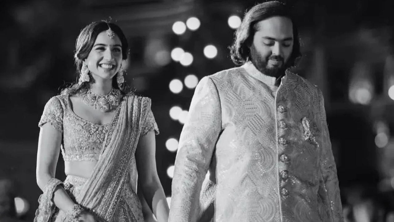 તો રાધિકાએ ન્યૂયોર્ક યુનિવર્સિટીમાંથી શિક્ષણ મેળવ્યું છે. અભ્યાસ ઉપરાંત તે ભારતીય ક્લાસિકલ નૃત્યાંગના પણ છે.