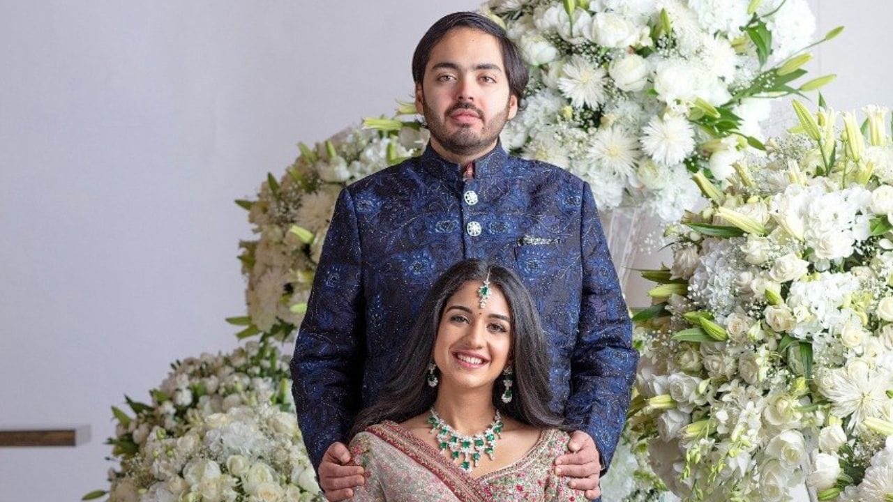 ખુબ ઓછા લોકો જાણે છે કે, અનંત અને રાધિકા બંન્ને બાળપણથી એકબીજાને ઓળખે છે. પહેલા બંન્ને મિત્ર હતા.2018માં બંન્નેનો એક રોમેન્ટિક ફોટો સોશિયલ મીડિયા પર વાયરલ થયો હતો.ત્યારે સૌને જાણ થઈ કે,બંન્ને એકબીજાને પસંદ કરે છે.