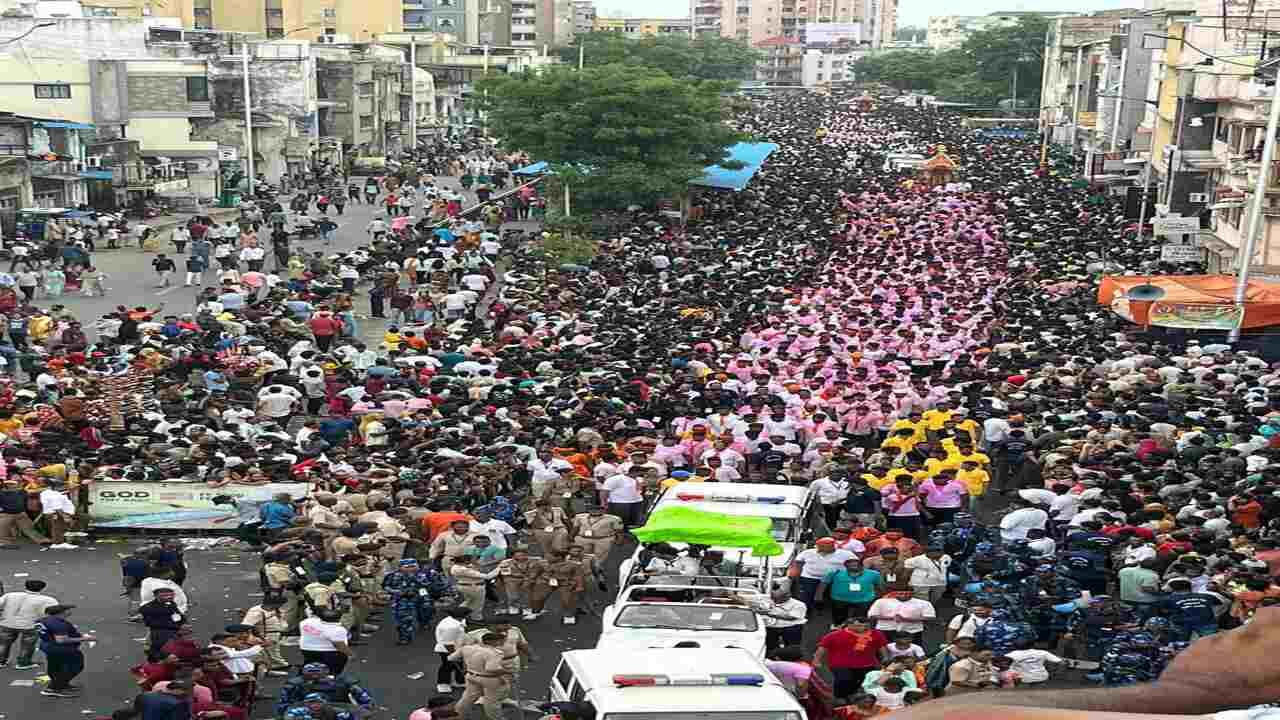 સમગ્ર વર્ષ દરમિયાન એકમાત્ર અષાઢી બીજનો દિવસ એવો અપવાદ છે જ્યારે ભગવાન ખુદ નગરચર્યાએ નીકળે છે અને તેમના વ્હાલા ભક્તોને દર્શનનો લ્હાવો આપે છે.ત્યારે વ્હાલના વધામણાની નગરજનો પણ આતુરતાથી રાહ જોતા હોય છે