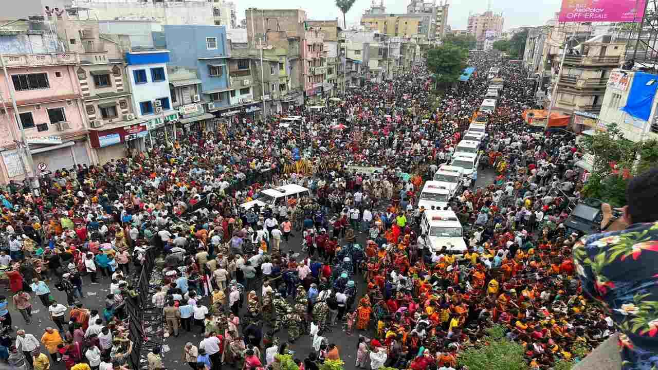 દર વર્ષની જેમ આ વર્ષે પણ ભગવાનની નગરચર્યા સમયે રથયાત્રામાં 18 ગજરાજ, 30 અખાડા, 101 ટ્રક અને 18 ભજન મંડળીઓ જોડાઈ. રથયાત્રાના  સમગ્ર રૂટ પર ચુસ્ત પોલીસ બંદોબસ્ત ગોઠવવામાં આવ્યો. જેમા DG, ADG, IG, DIG કક્ષાના 5 અધિકારી અને 12600 પોલીસકર્મીઓ સહિત 23600 જવાનો વિવિધ રૂટ પર તૈનાત છે. 