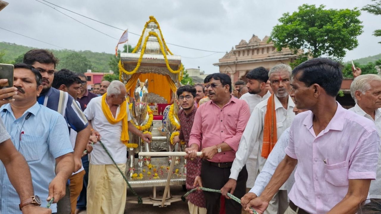 અરવલ્લીના પ્રસિદ્ધ યાત્રાધામ શામળાજીમાં ભગવાન શામળિયાની ચાંદીના રથમાં રથયાત્રા કાઢવામાં આવી.નવા બનાવાયેલા ચાંદીના રથમાં ભગવાન શામળિયાની રથયાત્રા નિકળી.મંદિર પરિસરમાં જ ભગવાનની રથયાત્રાનું આયોજન કરવામાં આવ્યું.મોટી સંખ્યામાં ભક્તો રથયાત્રામાં જોડાઈ ભગવાનના દર્શન કર્યા