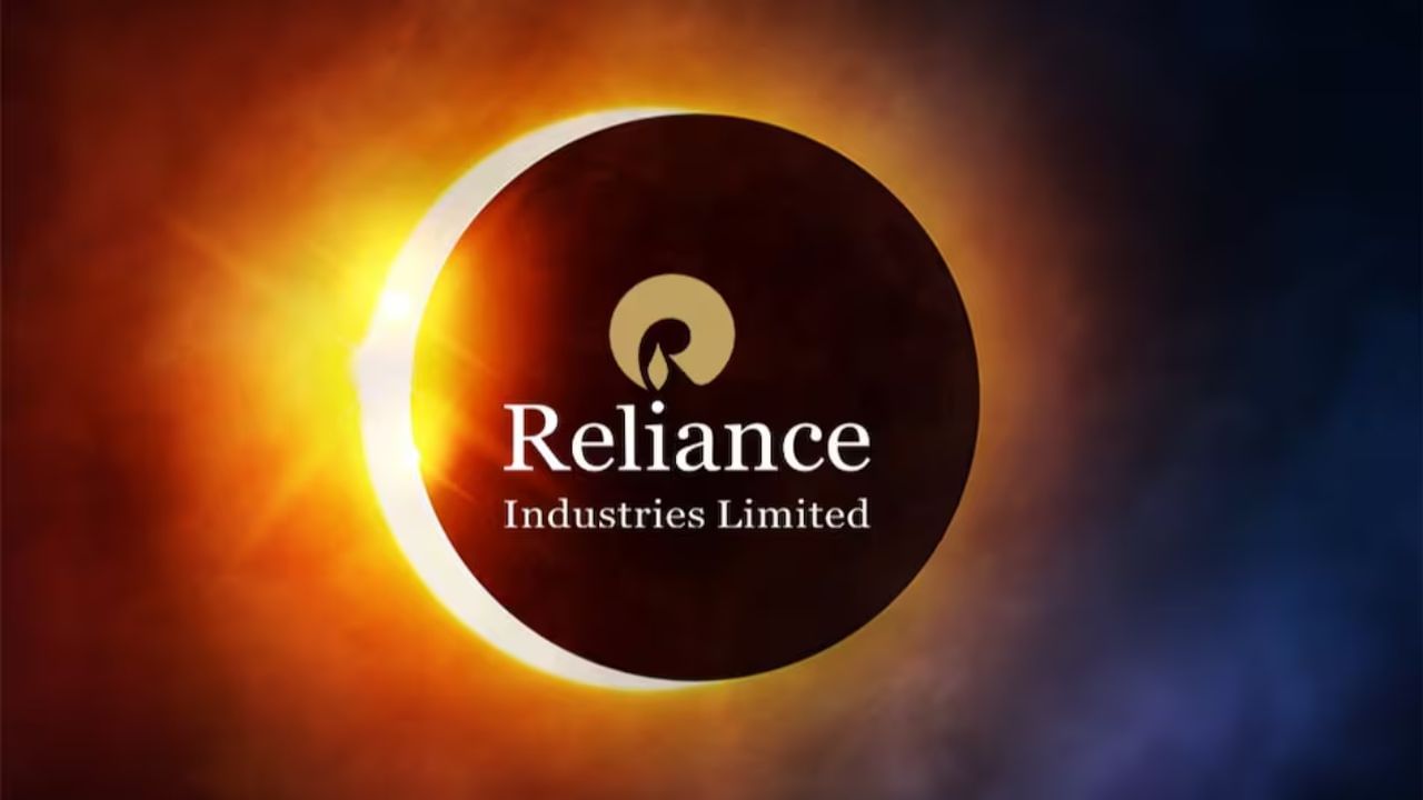 Reliance Industries : આ ભવ્ય લગ્ને સમગ્ર વિશ્વનું ધ્યાન ખેંચ્યું હતું. તમને જણાવી દઈએ કે મુકેશ અંબાણી રિલાયન્સ ઈન્ડસ્ટ્રીઝના વર્તમાન ચેરમેન અને મેનેજિંગ ડિરેક્ટર છે, જે રિફાઈનિંગ, ઓઈલ એન્ડ ગેસ, પેટ્રોકેમિકલ્સ, ટેલિકોમ, રિટેલ અને મીડિયામાં રસ ધરાવતી ભારતીય કંપની છે.
