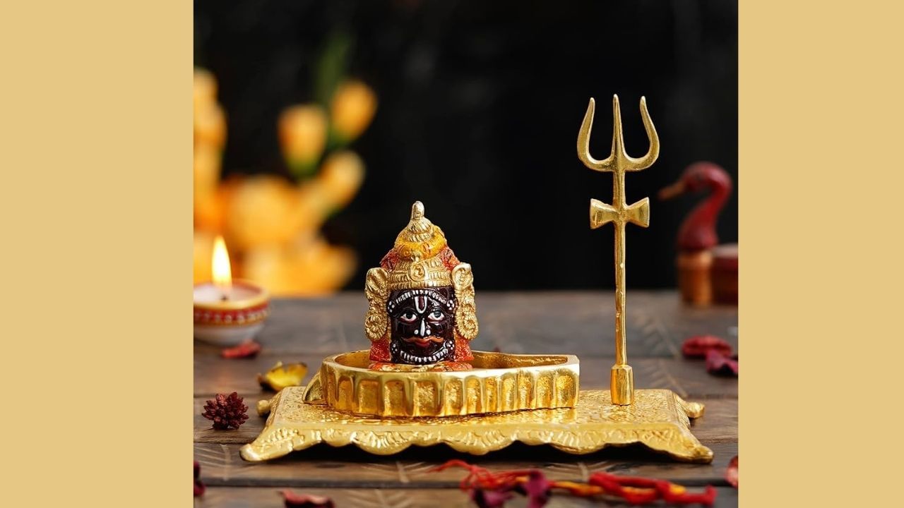 Shivlinga Fact : શિવલિંગનો અર્થ : શિવલિંગનો અર્થ શાસ્ત્રોમાં આ રીતે વર્ણવવામાં આવ્યો છે - અનંત એટલે કે જેનો ન તો કોઈ આરંભ છે અને ન તો કોઈ અંત. શિવલિંગ એ ભગવાન શિવ અને માતા પાર્વતીનું શાશ્વત એક આદિ-અનાદિ સ્વરૂપ માનવામાં આવે છે. તેમજ 'લિંગ' નો અર્થ પ્રતીક છે.  શિવલિંગનો ઉપરનો ભાગ શિવજીનું પ્રતિક માનવામાં આવે છે અને નીચેના ભાગને માતા પાર્વતીનું પ્રતિક માનવામાં આવે છે. શિવલિંગ ભગવાન શિવના પ્રતીક તરીકે મનુષ્યો દ્વારા બનાવવામાં આવે છે અને પૂજા માટે મંદિરોમાં સ્થાપિત થાય છે.
